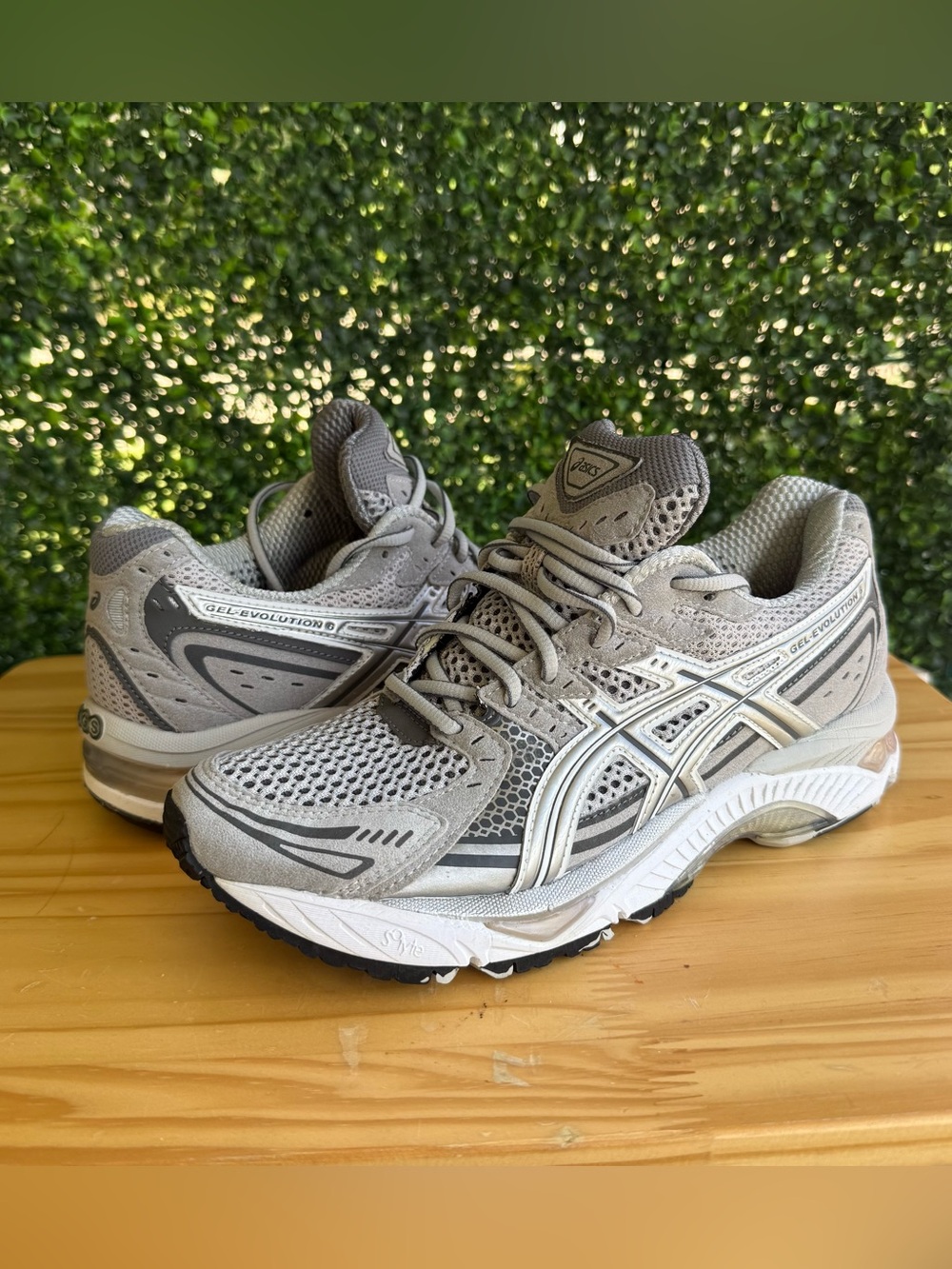 ASICS Gel-Evolution 6 Women’s 9.5 Gray Silver Running Shoes NWT T164N